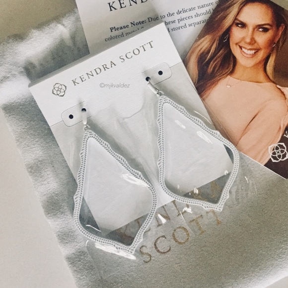 Kendra Scott Jewelry - NWT✨Matte White Sophee Earrings